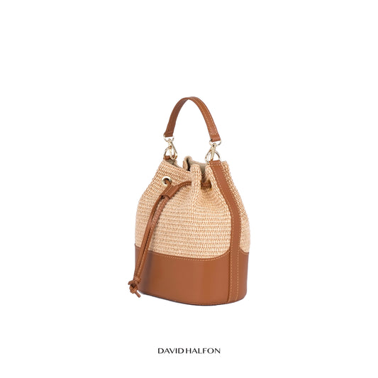 Calcutta C-Riva bucket bag in leather and handwoven beige raffia, 45-degree view